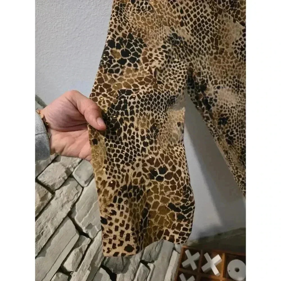 Chico's Women's Animal Print V-Neck Blouse Size 2 12/14 Multicolor - Picture 3 of 10